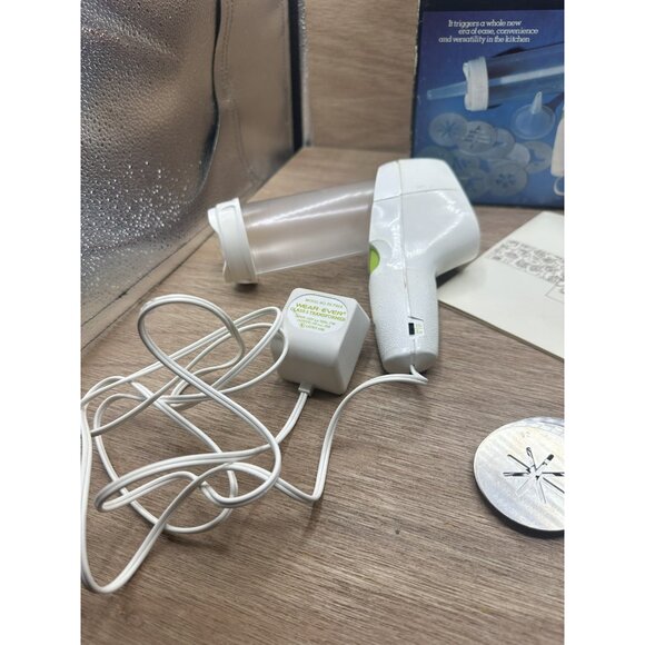 Vintage Wear-Ever Super Shooter Electric Cookie Press 70001 - Picture 2 of 3